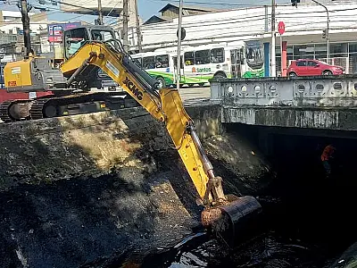 Operação retira mais de 420 toneladas de canal no Centro de Santos