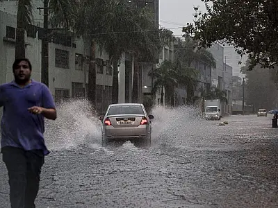São Paulo tem chuva forte e granizo e CGE alerta para alagamentos
