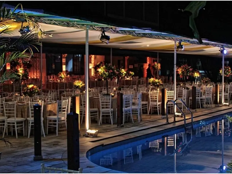 Festa Tropical do Clube dos Ingleses agita o verão com música, open bar e clima praiano