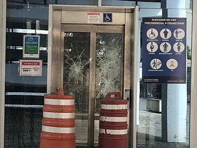 Elevador da passarela de acesso à travessia de barcas é vandalizado em Santos
