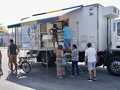 Caminhão do Peixe tem pescados a preços acessíveis para moradores de Guarujá