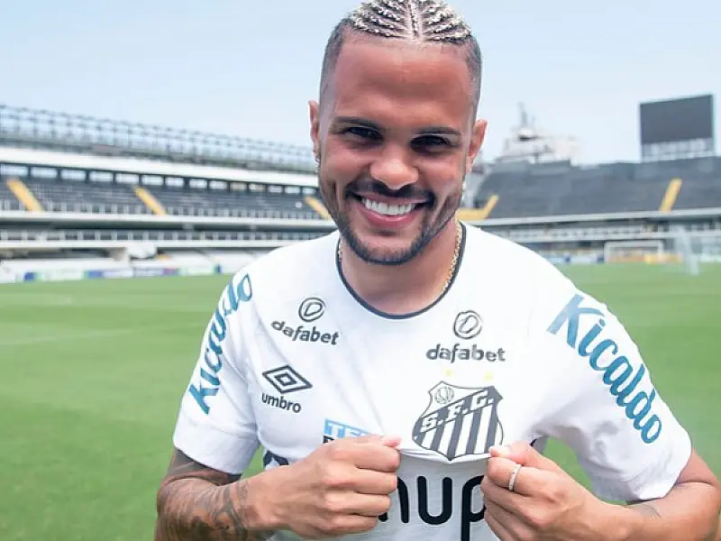Lateral-direito Auro é apresentado oficialmente pelo Santos e demonstra empolgação