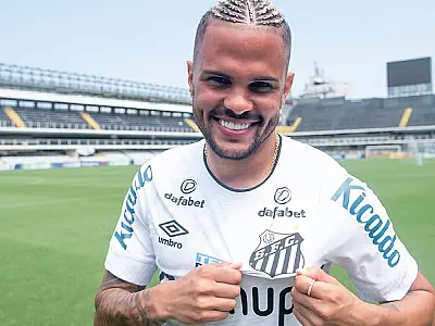 Lateral-direito Auro é apresentado oficialmente pelo Santos e demonstra empolgação