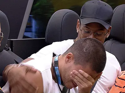 Arthur chora ao ver mensagem da esposa e da filha no almoço do Anjo
