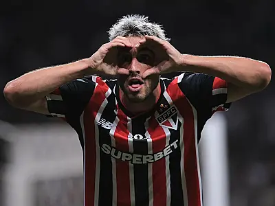 São Paulo vence Corinthians em Itaquera e afunda rival na crise