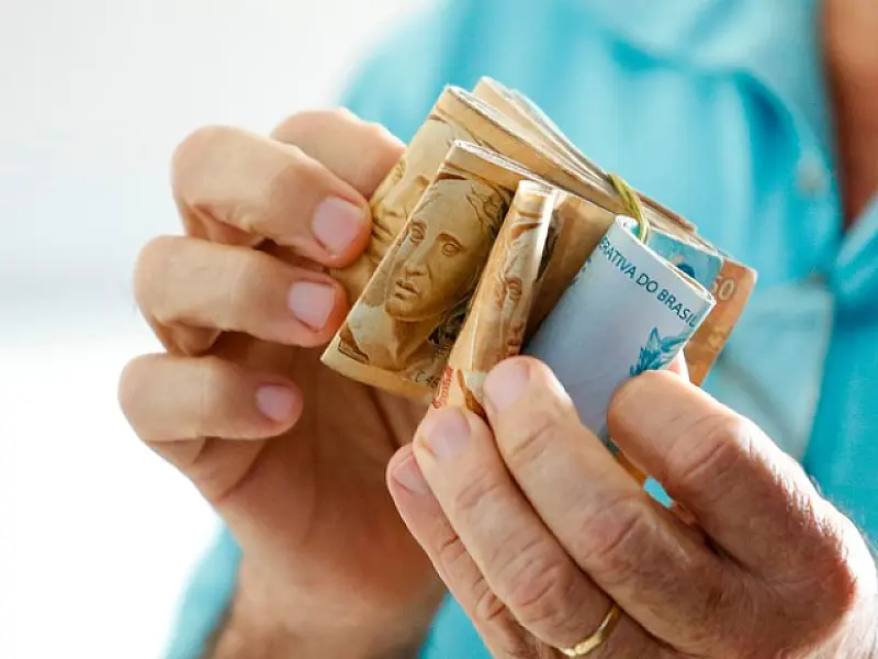 Governo Lula prevê salário mínimo de R$ 1.421 em 2024