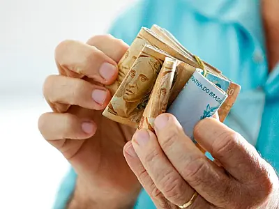 Governo Lula prevê salário mínimo de R$ 1.421 em 2024