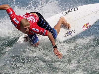 Por que surfistas estão competindo de relógio no campeonato mundial