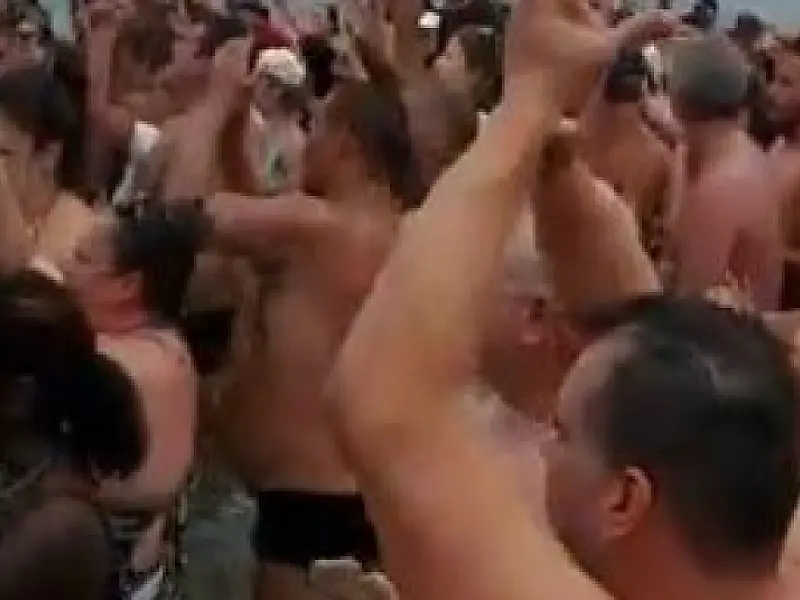 Rapaz faz críticas à Bolsonaro e é agredido por apoiadores