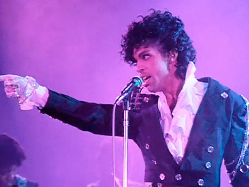 Como foi a vida de Prince, um dos cantores mais subestimados da história?
