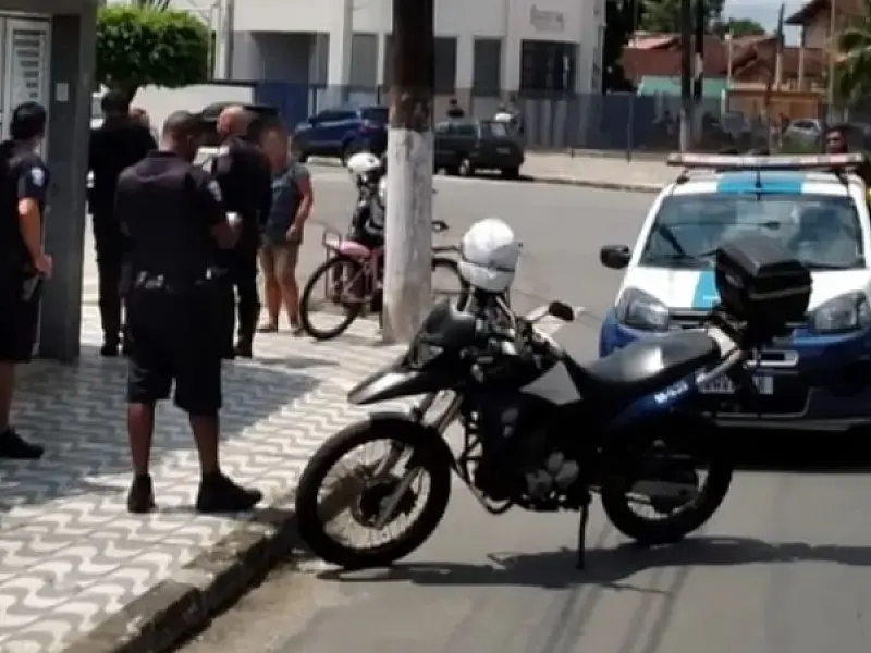 Vendedor ambulante é detido após ameaçar duas crianças com facas