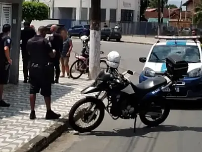 Vendedor ambulante é detido após ameaçar duas crianças com facas