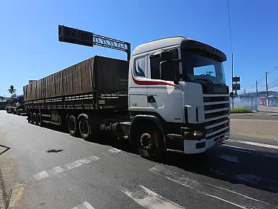 Assinado o termo de autorização de uso para instalação de estacionamento de caminhões