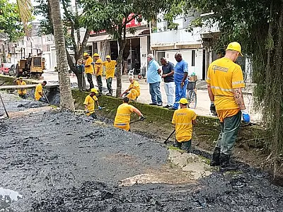 Prefeitura de Guarujá realiza mutirão de limpeza no bairro do Morrinhos
