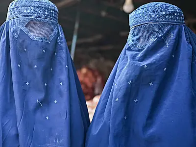 Talibã endurece regras e proíbe mulheres de viajarem sozinhas no Afeganistão