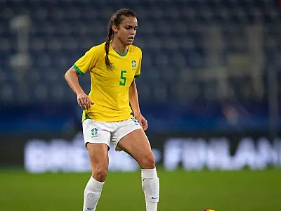 Luana sente joelho operado e dá lugar a Ana Vitória