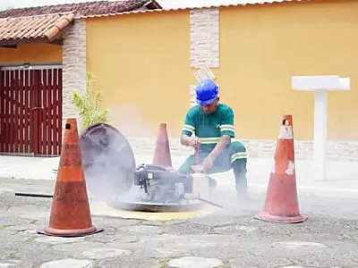 Sabesp 'caça' ligações irregulares usando fumaça e corante