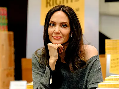 Angelina Jolie é levada às pressas para bunker durante visita à Ucrânia