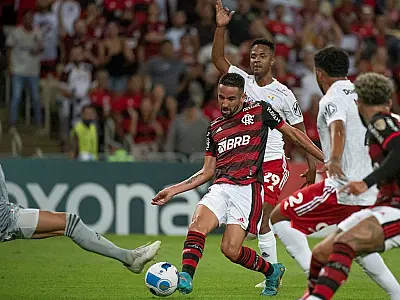 Flamengo não convence, mas triunfa na Libertadores