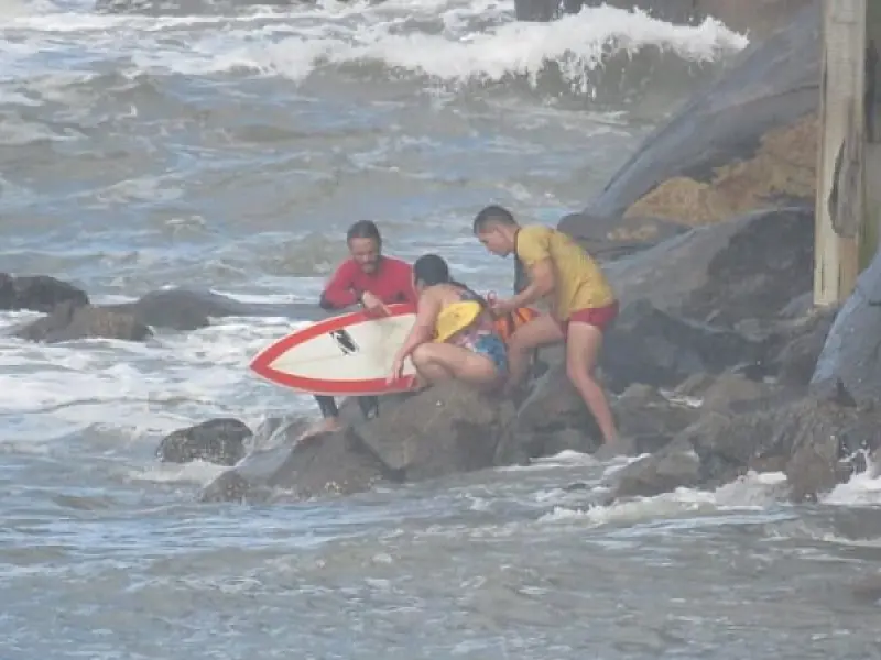 Surfista vicentino salva casal de afogamento na Praia do Itararé