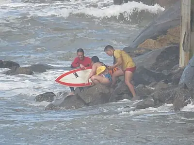 Surfista vicentino salva casal de afogamento na Praia do Itararé