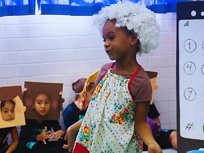 Agosto Verde leva teatro e brincadeiras sensoriais a alunos da rede municipal de São Vicente