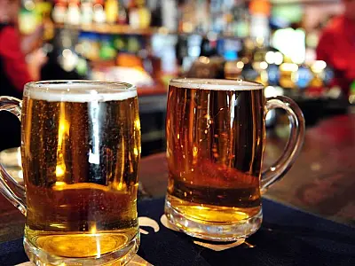 Consumo de álcool na gestação traz riscos para bebê, afirma médica