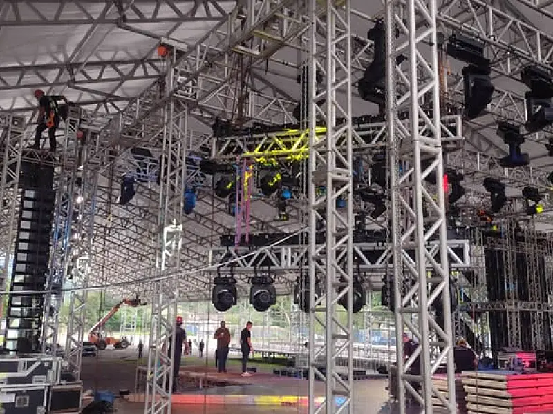 Montagem da estrutura do Kartódromo para receber shows de aniversário de Cubatão segue a todo vapor