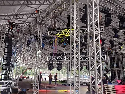 Montagem da estrutura do Kartódromo para receber shows de aniversário de Cubatão segue a todo vapor