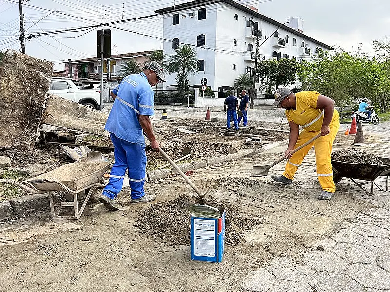 Prefeitura do Guarujá revitaliza rotatória no Jardim Santa Maria