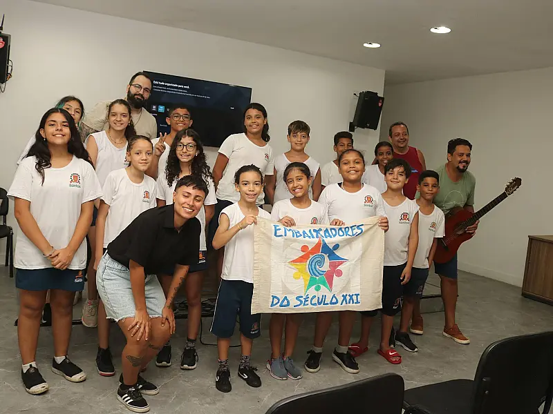 Escolas de Santos celebram coleta de mais de 2 mil litros de óleo para reciclagem
