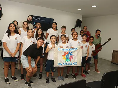 Escolas de Santos celebram coleta de mais de 2 mil litros de óleo para reciclagem