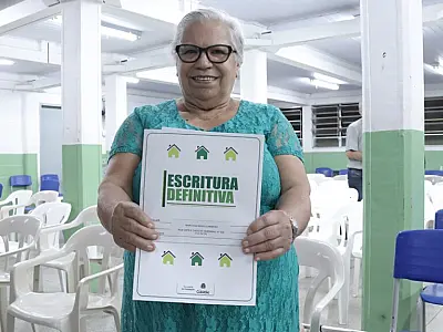 Prefeitura entrega 105 escrituras definitivas a moradores da Vila Natal