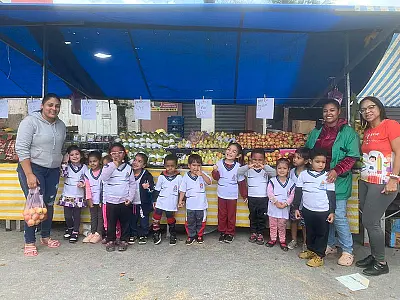 Alunos da rede municipal de ensino de Guarujá prestigiam feirantes no Perequê