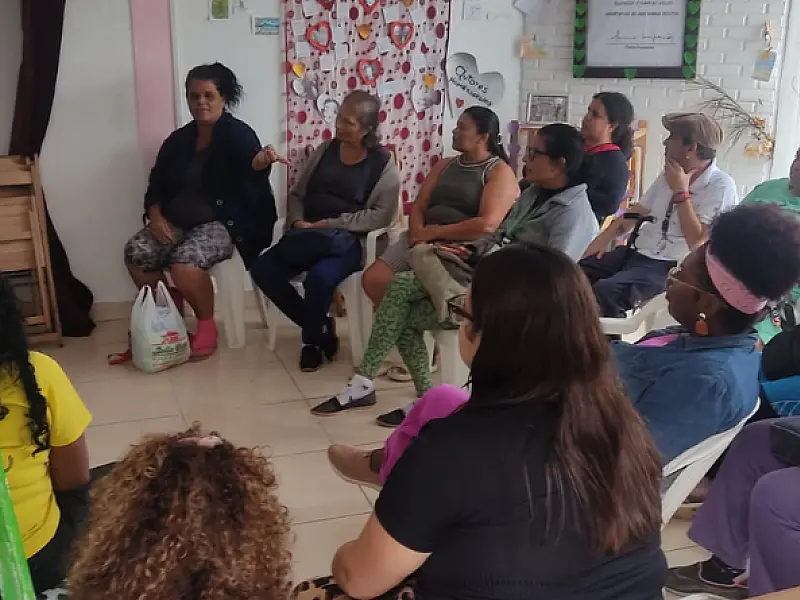 Participantes da Oficina de Artesanato do CAPS de Bertioga realizam visita ao Quintal Cultural