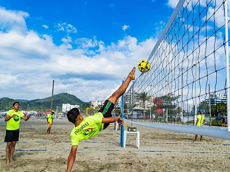 Torneio de futevôlei anima Praia da Enseada no domingo (21)
