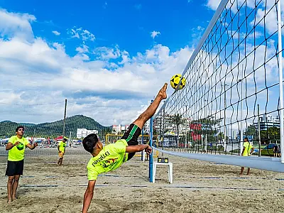 Torneio de futevôlei anima Praia da Enseada no domingo (21)