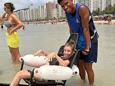 Programa Praia Acessível proporciona lazer a pessoas com necessidades especiais em Guarujá