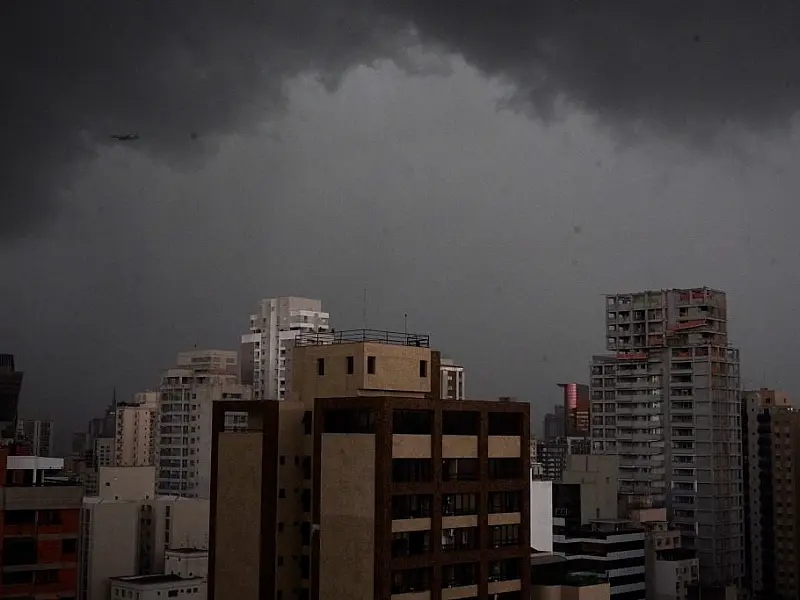 Defesa Civil alerta para chuvas fortes e ondas de até 3 metros em SP
