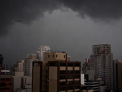 Defesa Civil alerta para chuvas fortes e ondas de até 3 metros em SP