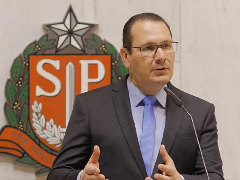 Alesp aprova lei que obriga escolas a terem "manual de etiqueta" para uso da Internet