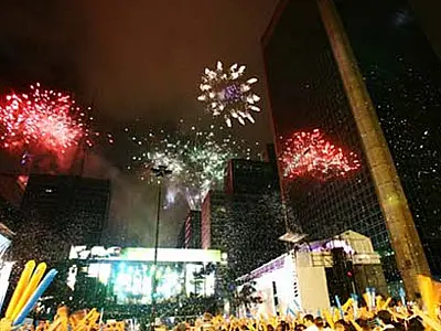Palco do réveillon 2023 começa a ser montado na Avenida Paulista