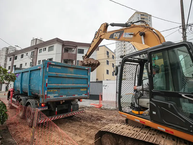 Obras interditam ruas Itapura e Itajubá no bairro Guilhermina, em Praia Grande/SP