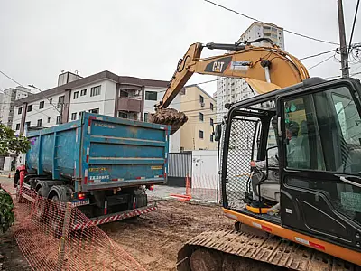 Obras interditam ruas Itapura e Itajubá no bairro Guilhermina, em Praia Grande/SP
