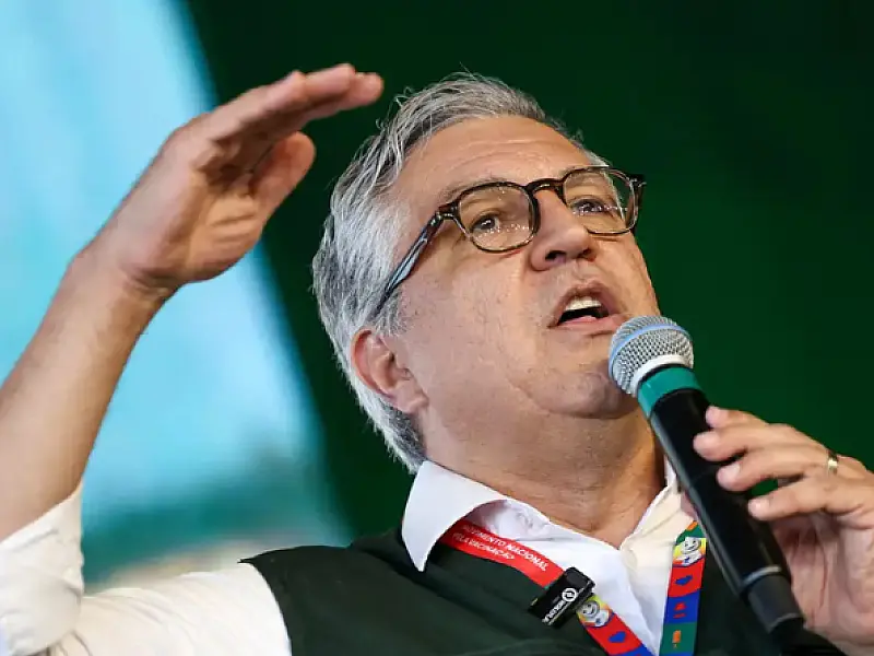 Padilha diz ser "ato covarde" cancelamento de vistos da filha e esposa