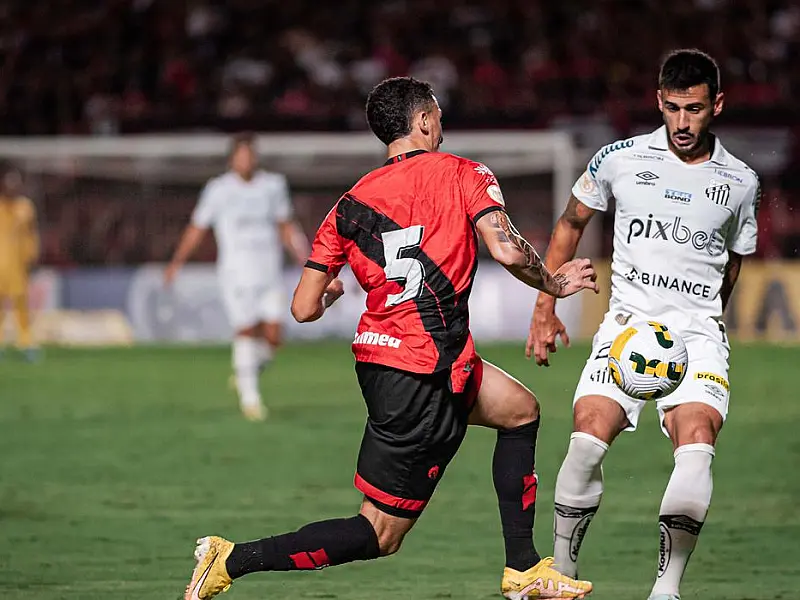 Santos derrota Atlético-GO e garante permanência na Série A