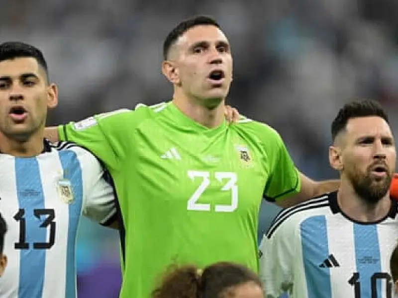 Goleiro herói da Argentina na Copa do Mundo vira marca de perfume infantil