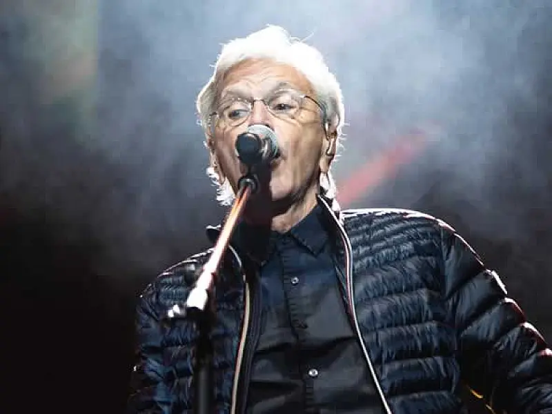 Caetano Veloso, aos 83, reafirma sua genialidade e irreverência na música brasileira