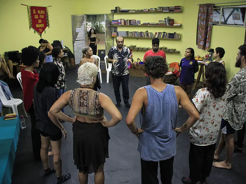 Projeto 'Teatro Eco' capacita arte-educadores ambientais com aulas no manguezal