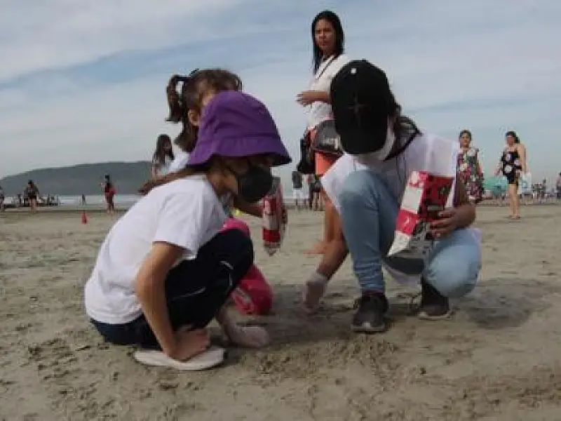 Estudantes de Santos dão aula de consciência ambiental e ajudam a limpar praia